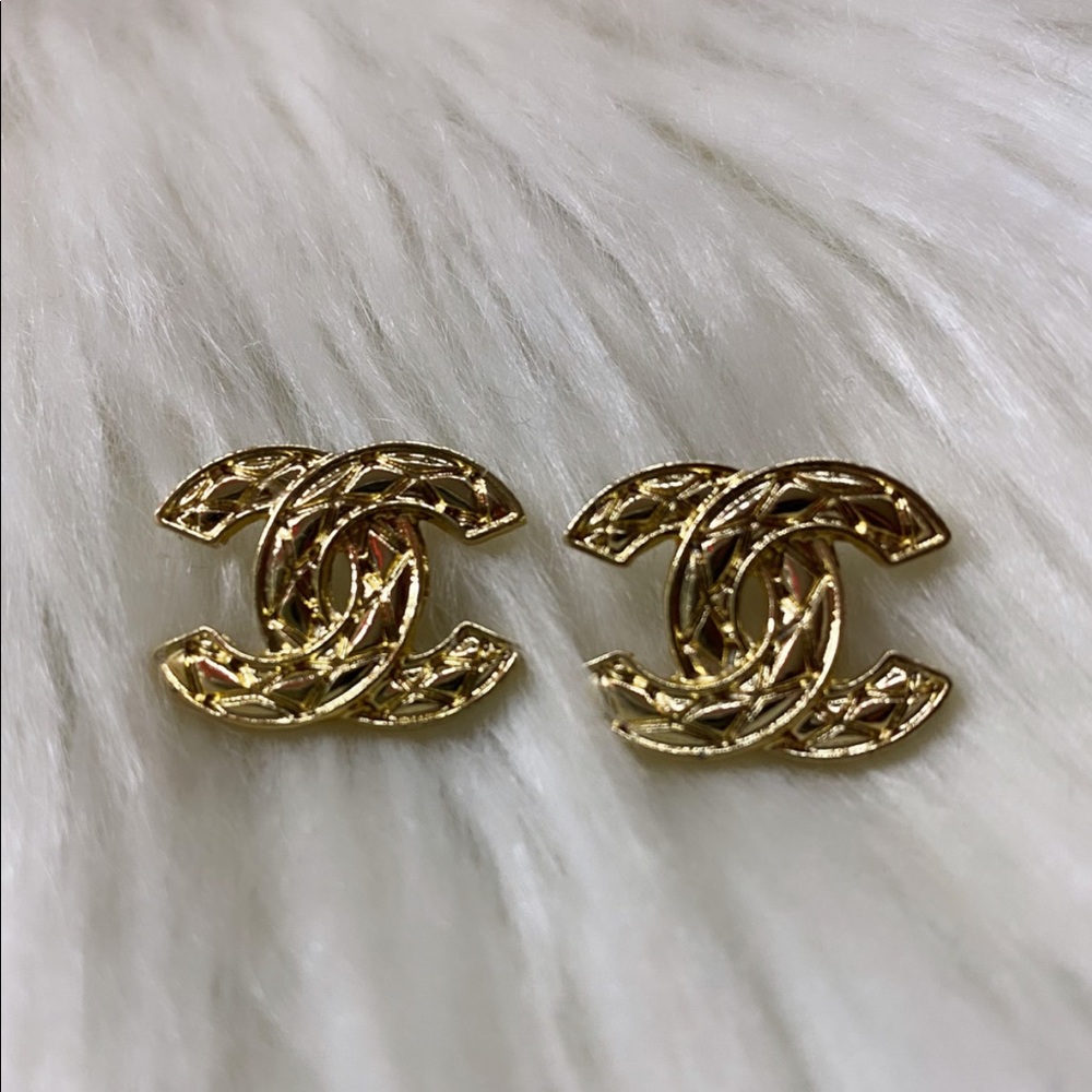Gold earrings!✨